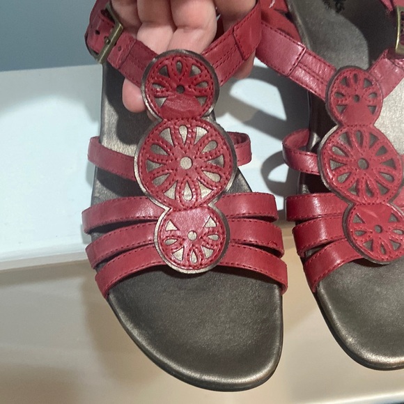 CLARKS Bendables Leather Wedge Sandals Red color Women's Size 11m - Picture 3 of 16